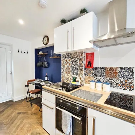 Chic And Spacious Apart With Parking Cergy Exterior photo