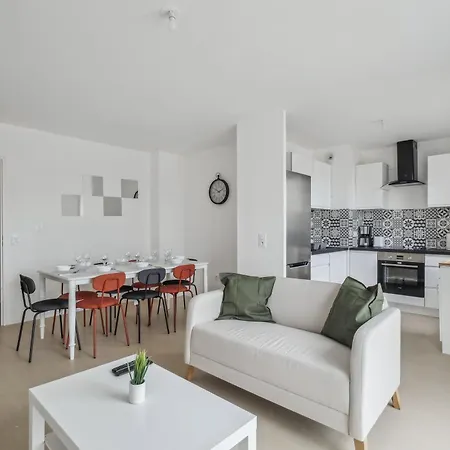 Chic And Spacious Apart With Parking Cergy Buitenkant foto