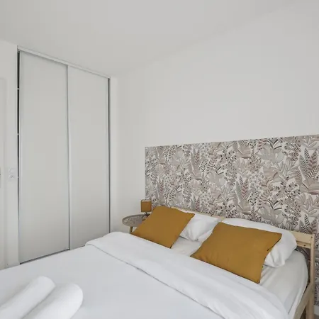 Chic And Spacious Apart With Parking Cergy Buitenkant foto