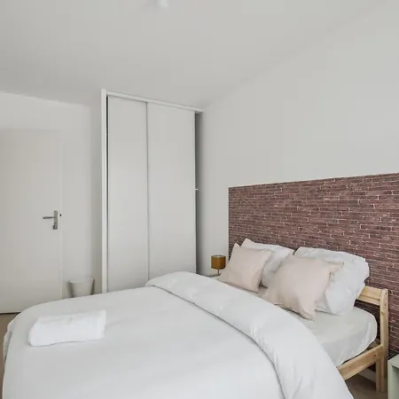 Chic And Spacious Apart With Parking Cergy Buitenkant foto