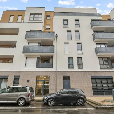 Chic And Spacious Apart With Parking Cergy Buitenkant foto