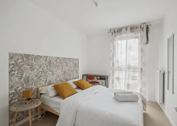 Chic And Spacious Apart With Parking