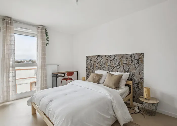 Chic And Spacious Apart With Parking