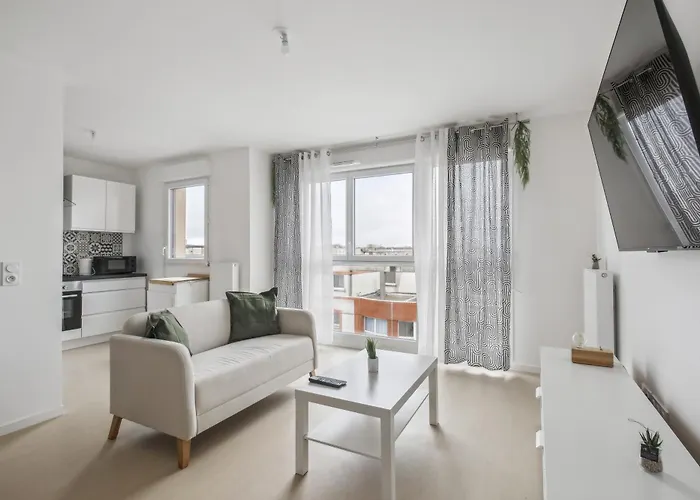 Chic And Spacious Apart With Parking