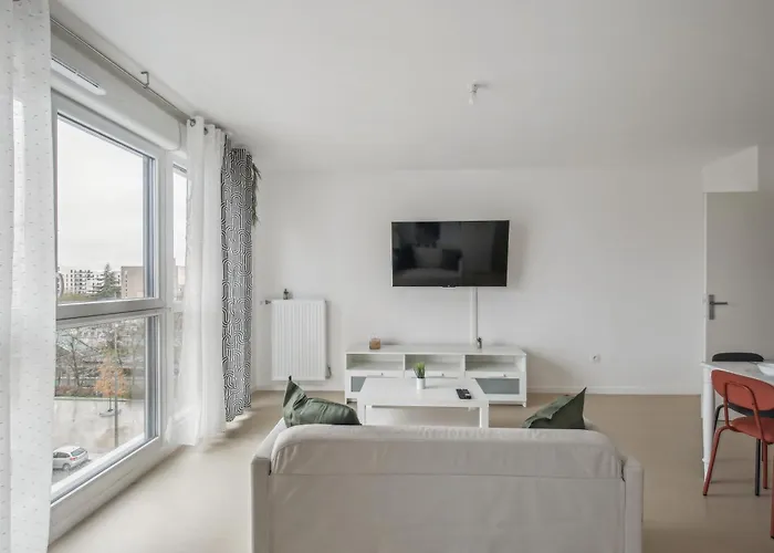 Chic And Spacious Apart With Parking
