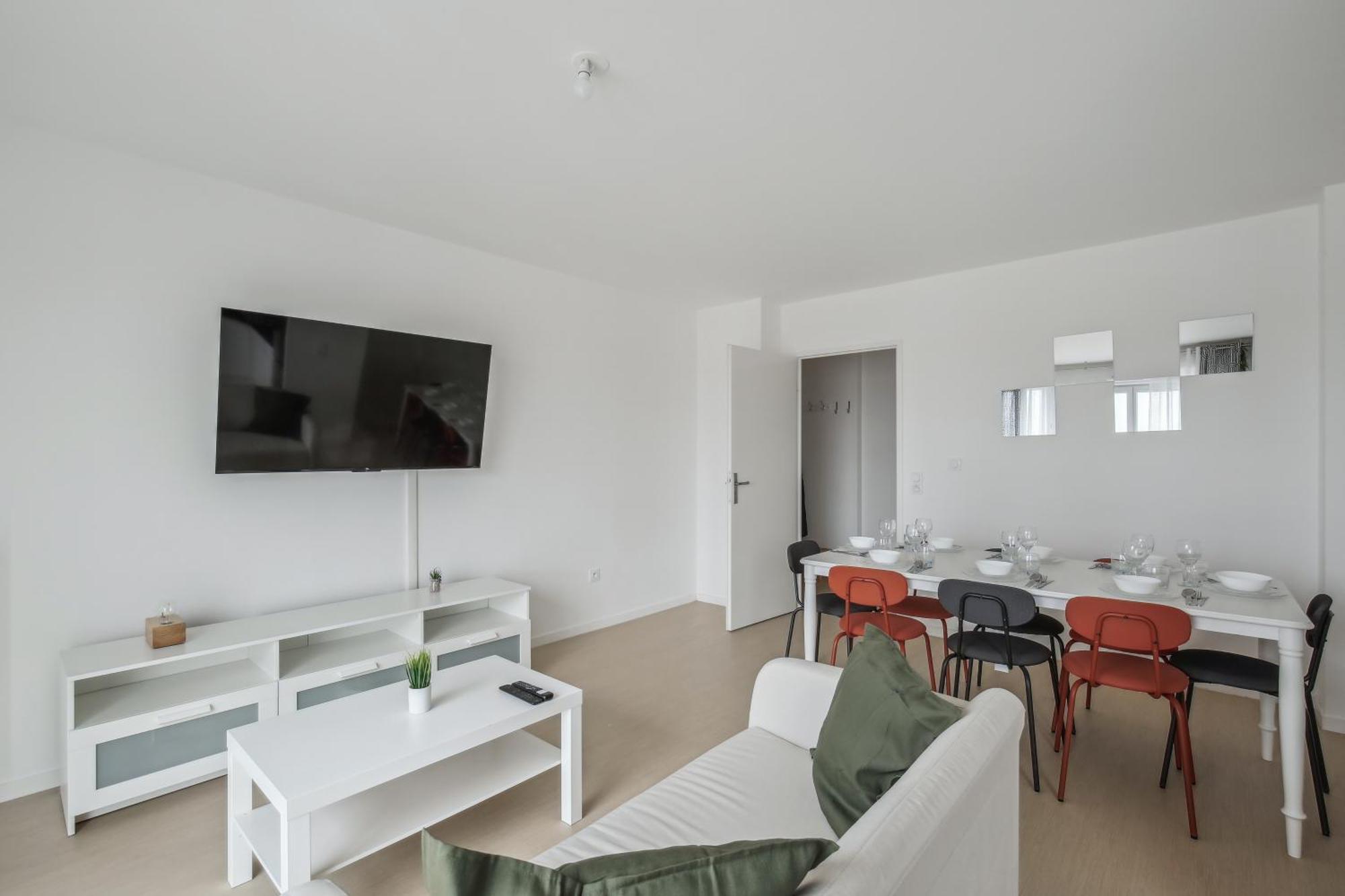 Apartment Chic And Spacious With Parking Cergy
