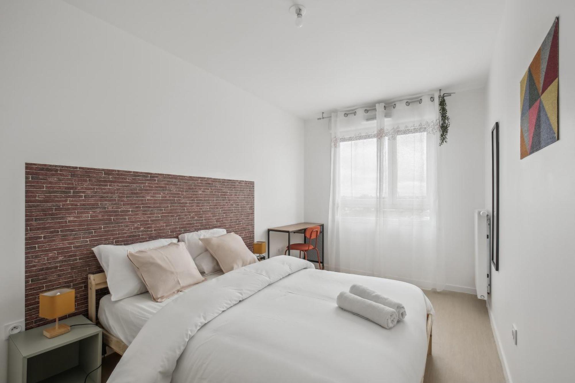 Chic And Spacious With Parking Appartement