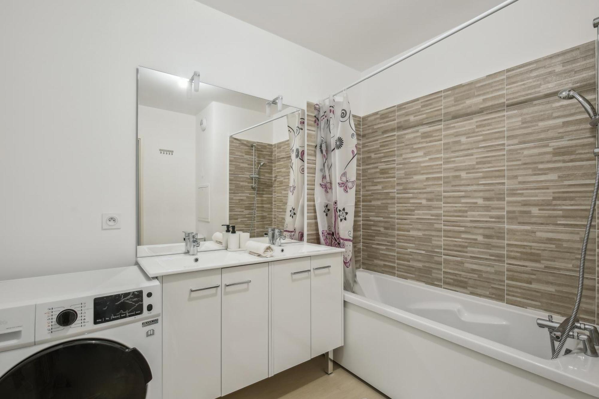 Chic And Spacious With Parking *