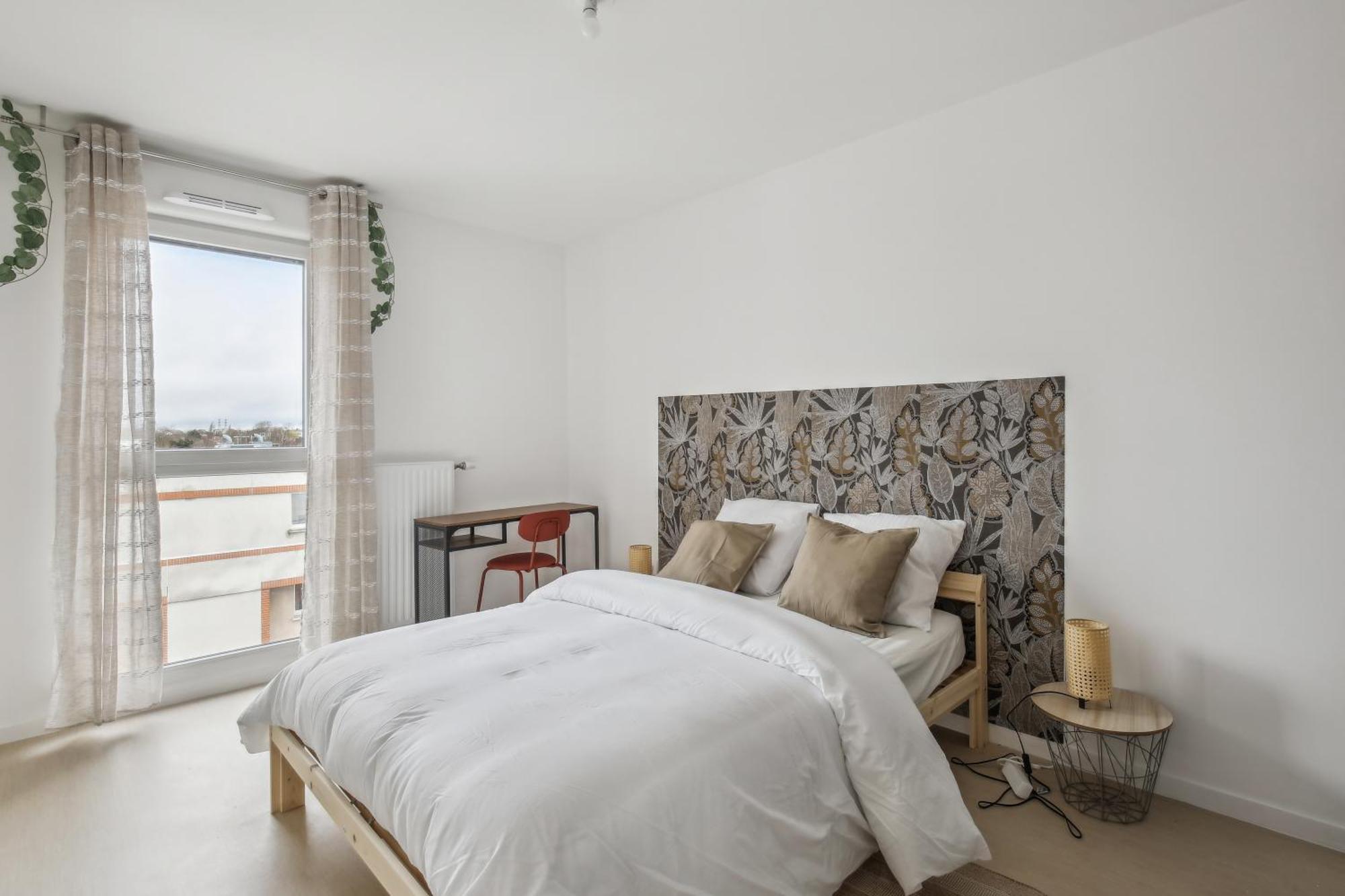 Chic And Spacious With Parking