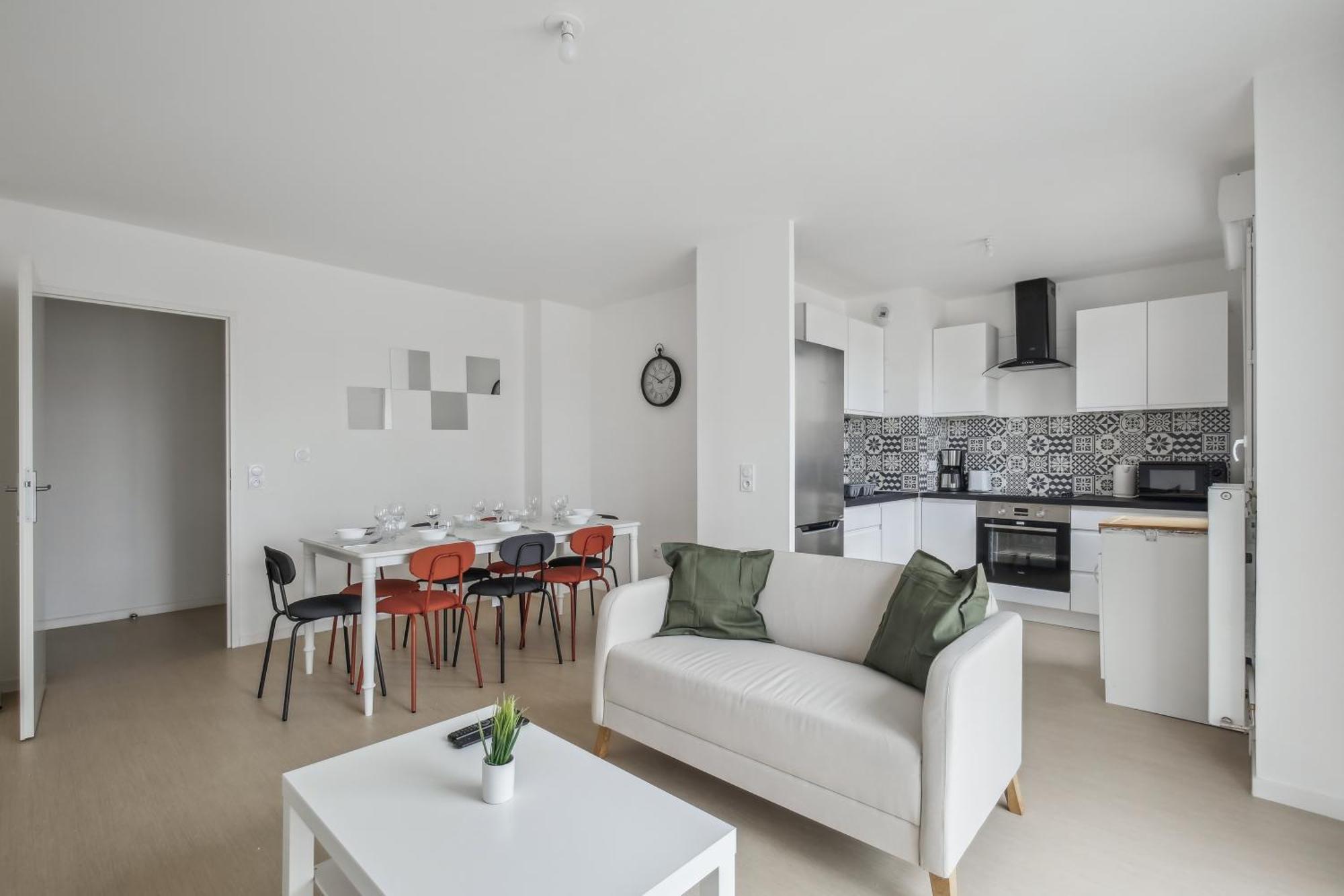 Chic And Spacious With Parking