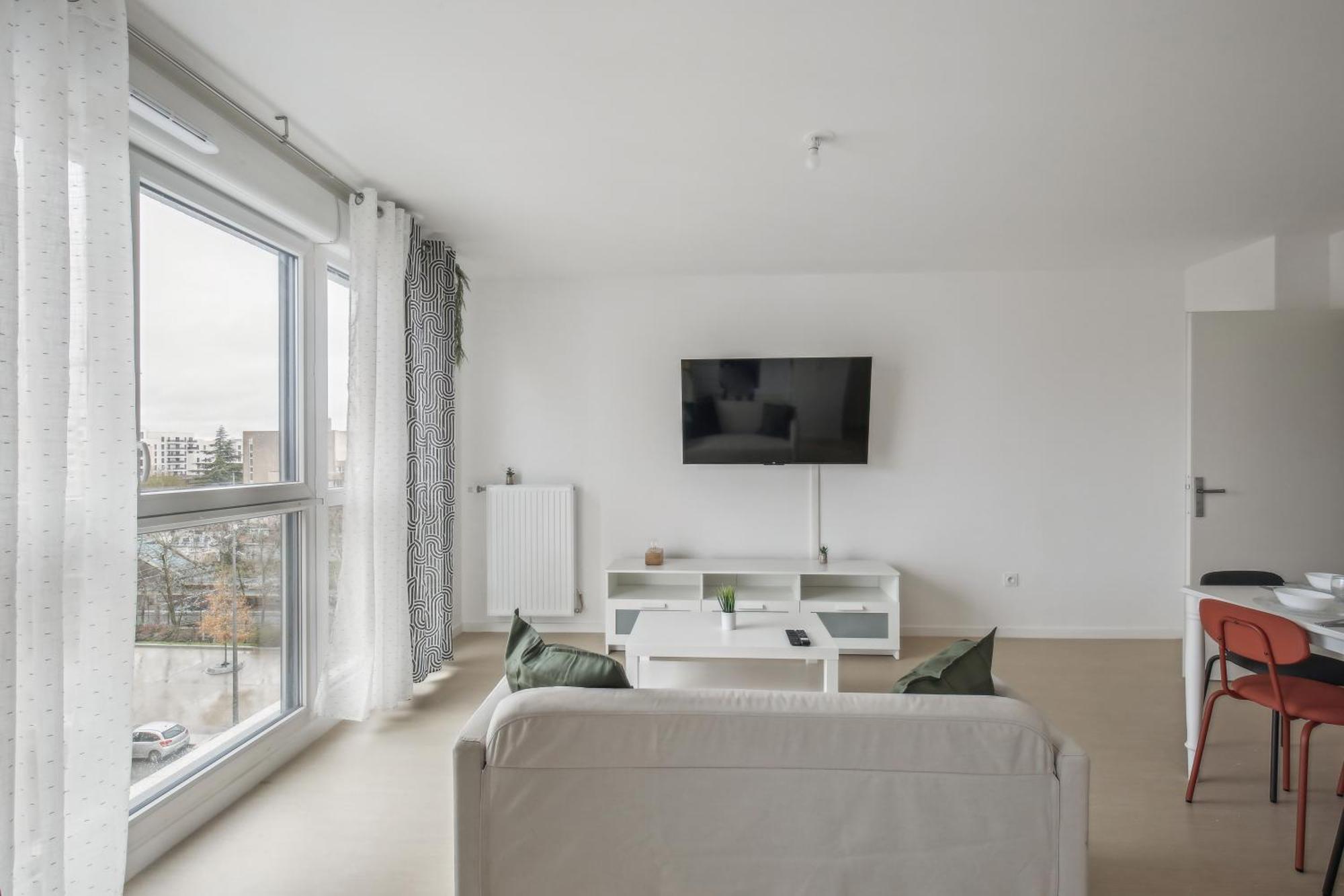 Chic And Spacious With Parking Cergy