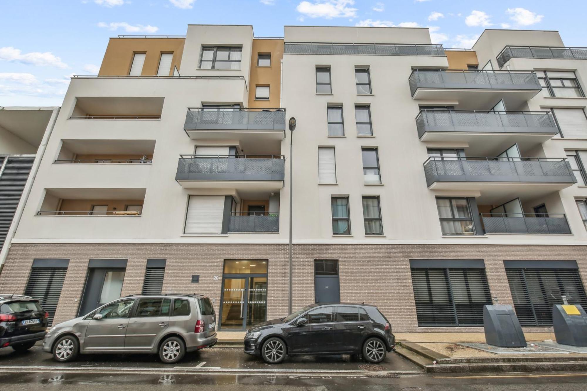 Chic And Spacious With Parking *